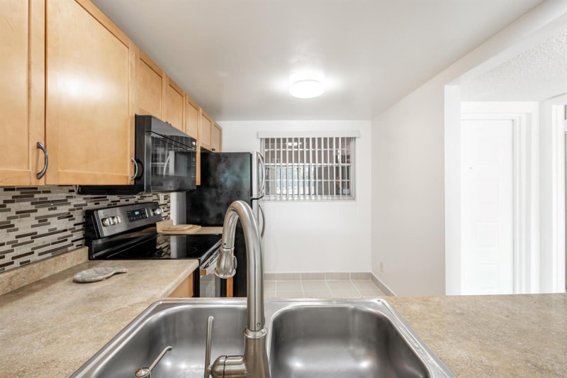 Building Photo - 1811 Sabal Palm Dr