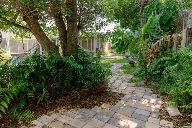 Building Photo - 809 SE 14th Dr