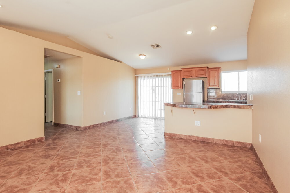 Building Photo - 305 E Gardenia Dr