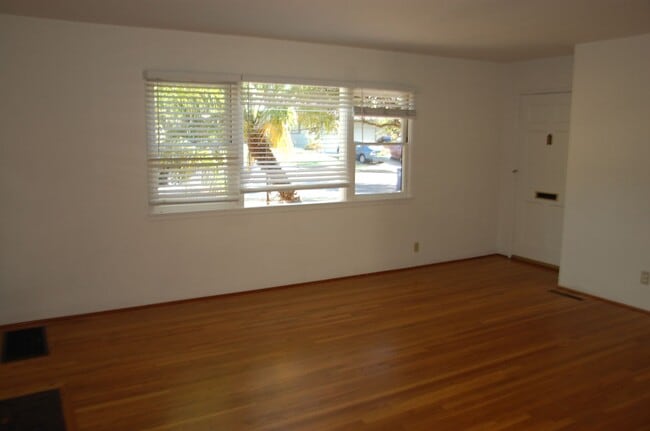 Building Photo - 2927 Lomita Rd
