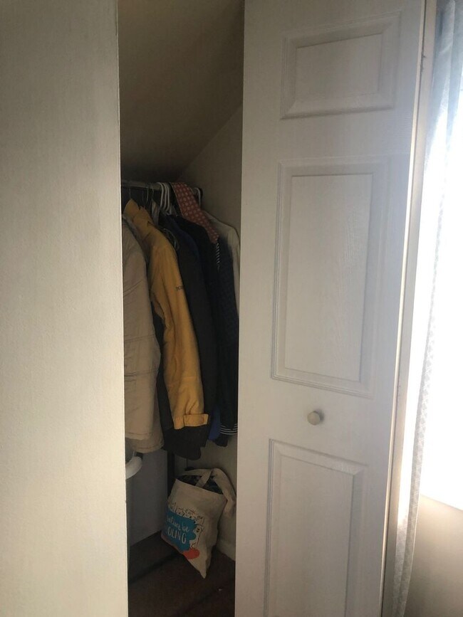 Building Photo - 2 Bedroom home with garage in Mayfield Hts!