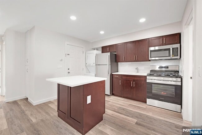 Building Photo - 561 Broad St