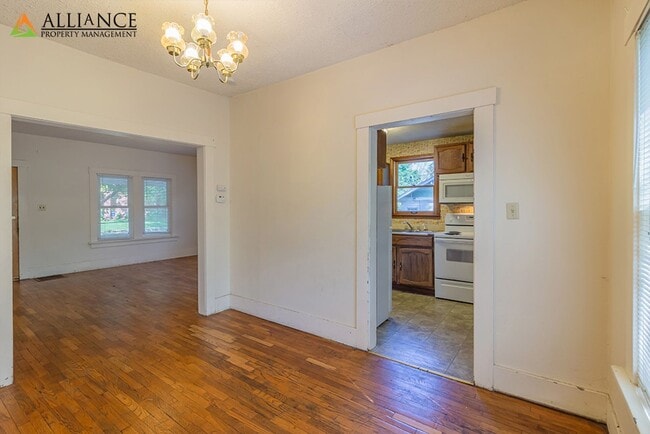 Building Photo - Perfect Location!