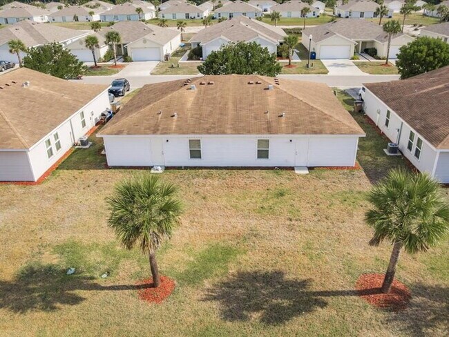 Building Photo - Your Season to Settle In – 3BR/2BA Duplex ...