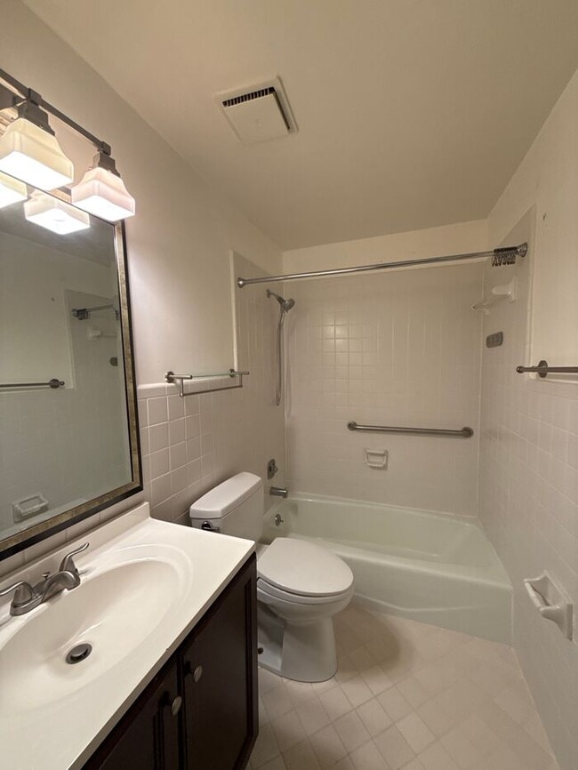 Building Photo - King John Condos