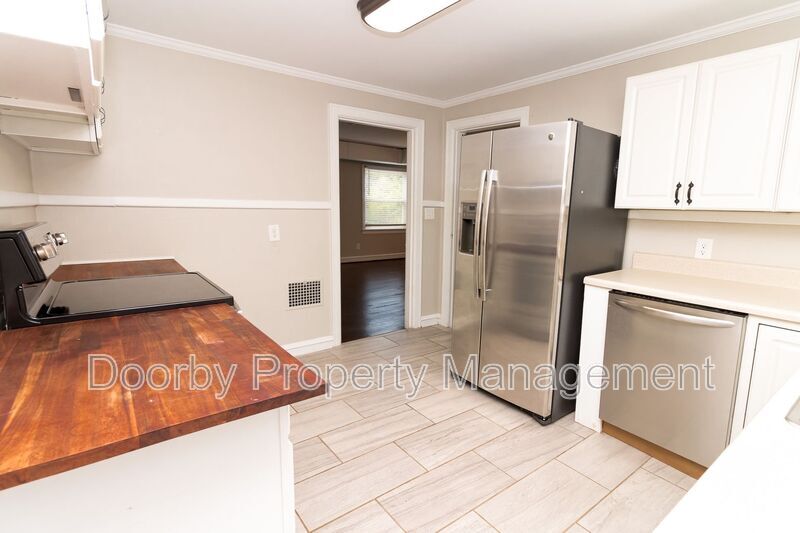 Building Photo - 5880 Dayton Blvd