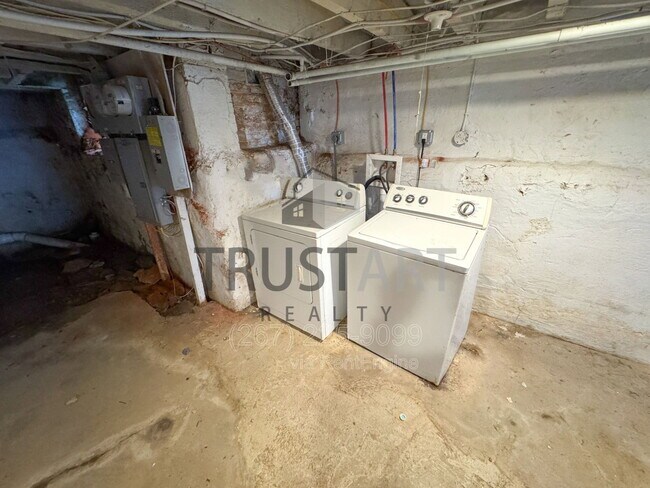 Building Photo - 2446 N 33rd St