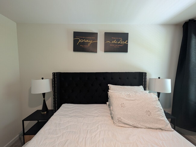 Building Photo - Room in Apartment on North Mills Rd