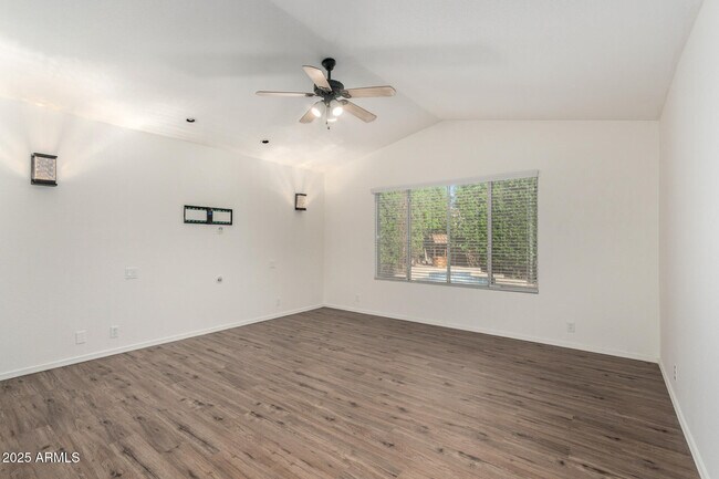 Building Photo - 1328 E Binner Dr