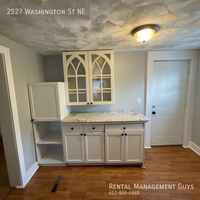 Building Photo - 4 Bedroom Home! Updated Kitchen and Office!