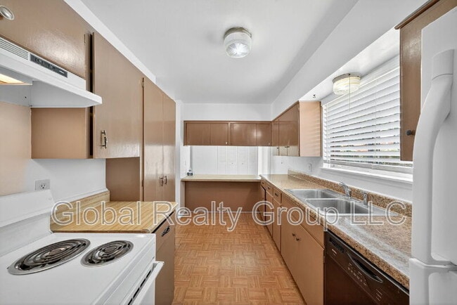 Building Photo - 121 Rosewood Dr