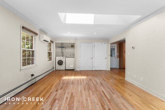 Building Photo - Spacious West Asheville Home with Dual Kit...