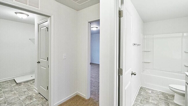 Building Photo - Room in Single Family Home on N Great White Way