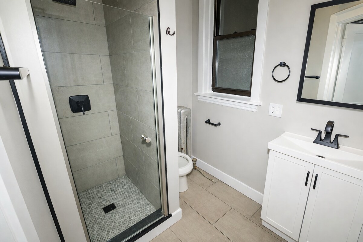 Building Photo - 6634 N Clark St