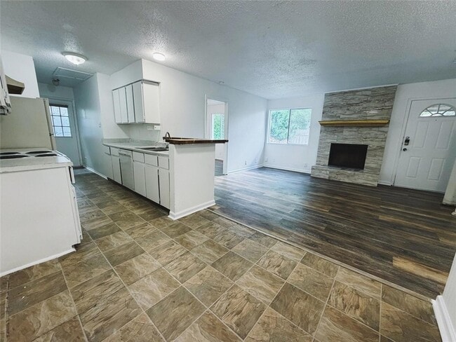 Building Photo - 9906 Hundred Oaks Cir