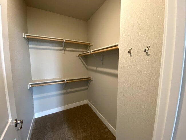 Building Photo - 5447 Valentia St