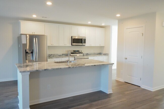 Building Photo - AVAILABLE NOW!