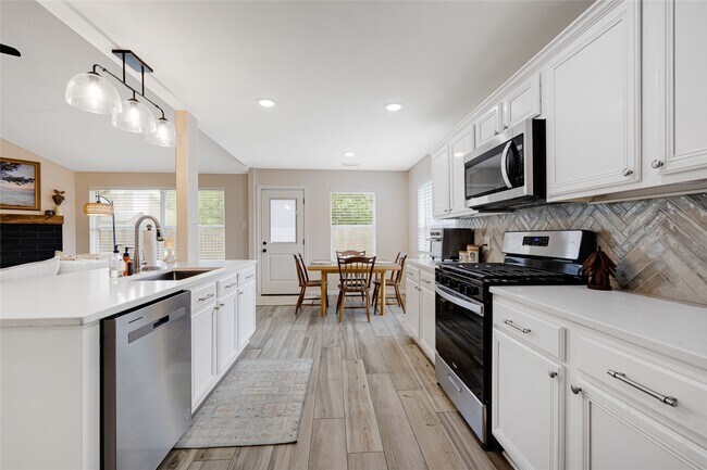 Building Photo - 4102 Caneshaw Dr