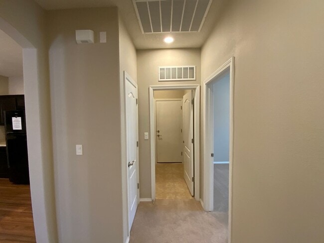 Building Photo - 3 Bedroom Single Story Home in Loma Colora...