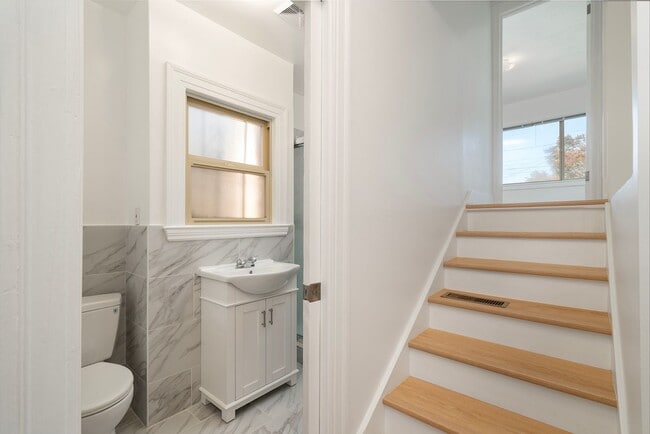 Building Photo - Spacious Two Story Albany Home Two Blocks ...