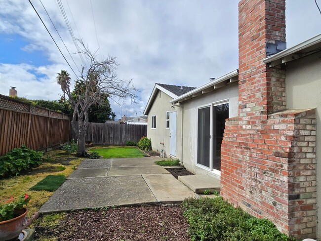 Building Photo - Single Family Home, Fresh Paint, Wood Floo...