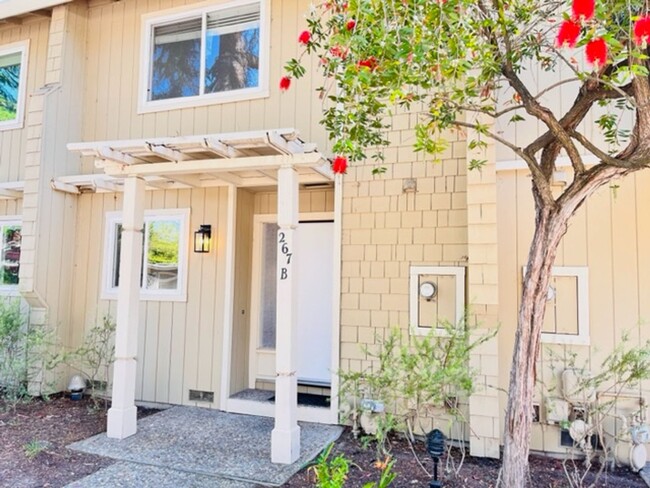 Building Photo - Move-in Ready 2BD/2.5BA Townhome in Westsi...