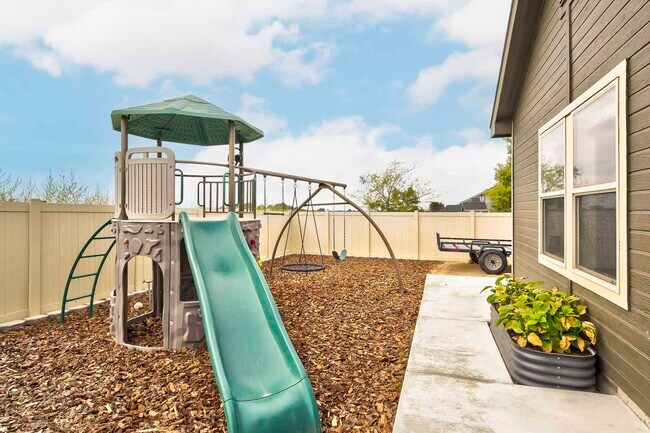 Building Photo - 15495 Blue Sky Ave