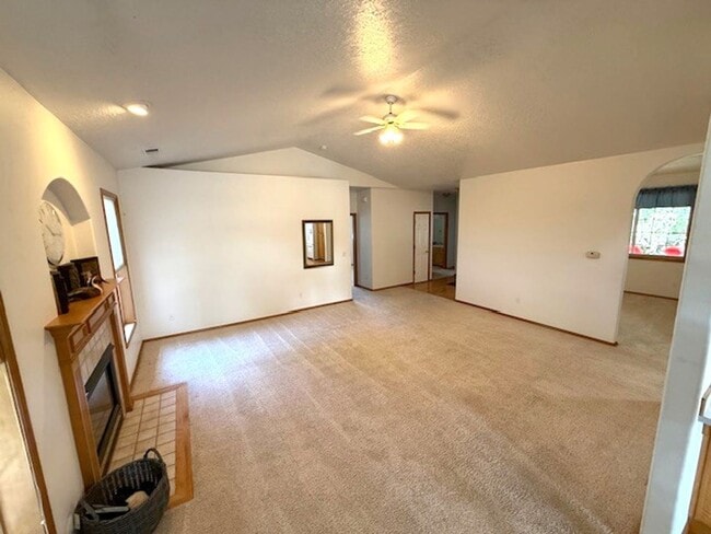 Building Photo - 4-bedroom 2.5 Bath McMinnville OR 97128