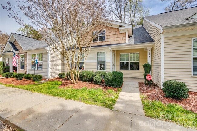 Building Photo - 2052 Shady Pond Dr