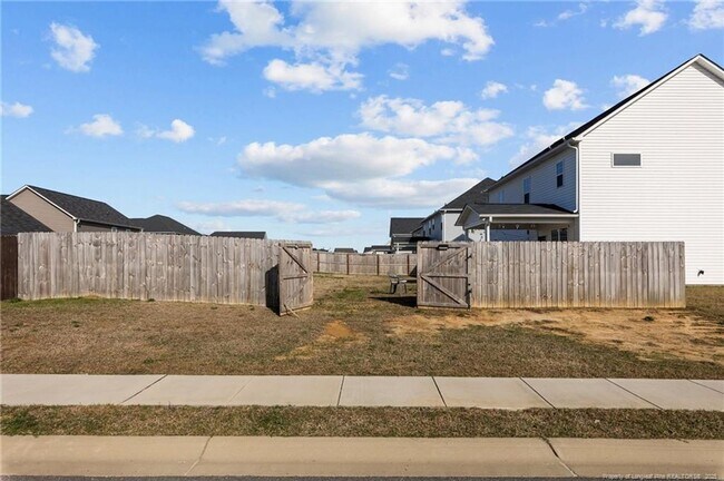 Building Photo - 4 Bedrooms 3 Bathrooms