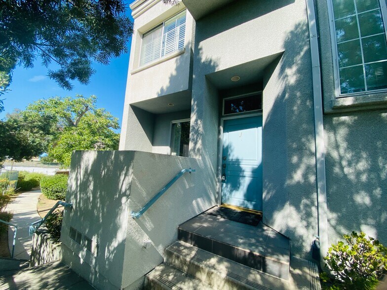 Building Photo - 305 W Newby Ave