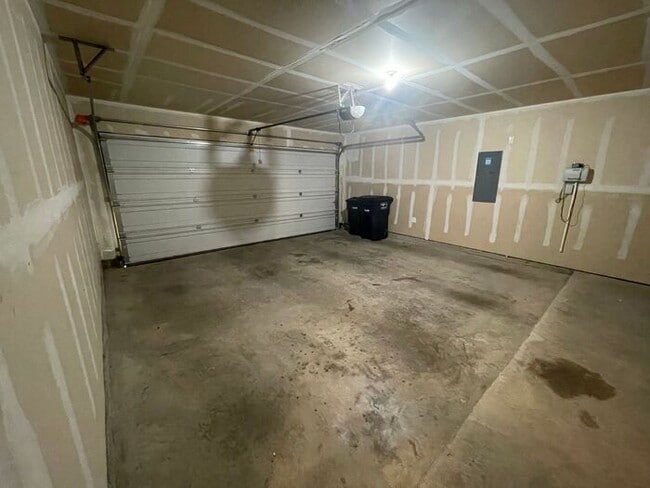 Building Photo - Perfect 3 Bedroom 2 Bath Home! GREAT Fort Worth Location -- Stainless Steel Kitchen Appliances In...