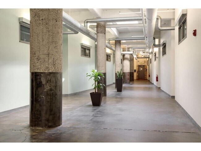 Building Photo - 700 N Washington Ave