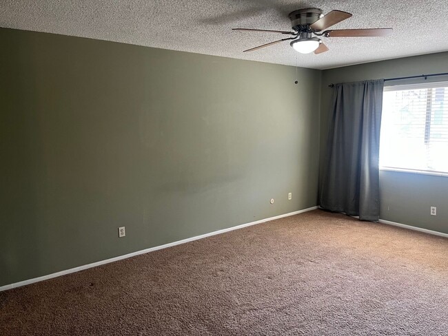 Building Photo - WonderfulTwo Bedroom/Two Bathroom Townhouse