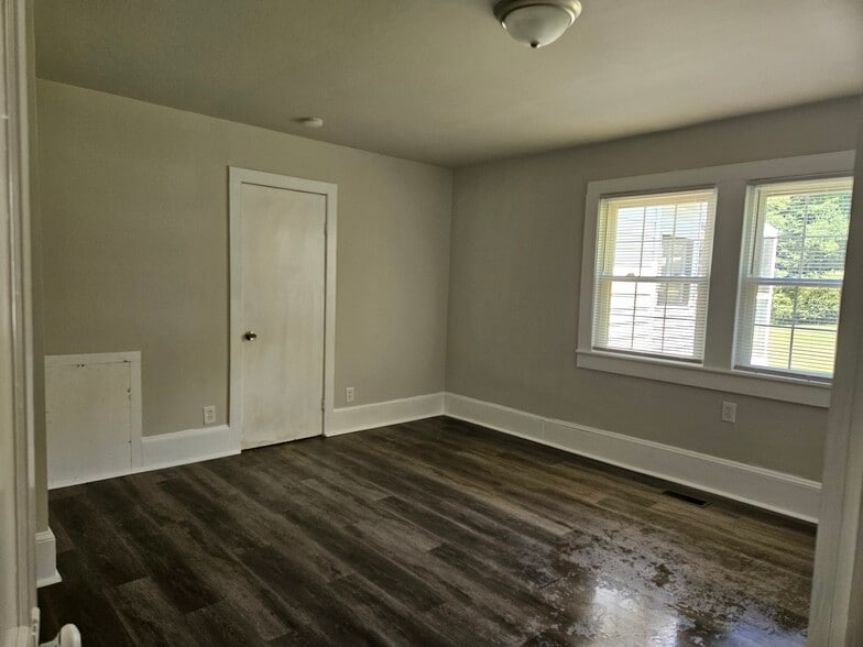 Building Photo - 108 E Main St