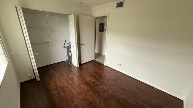 Building Photo - 1032 Twin Lakes Dr
