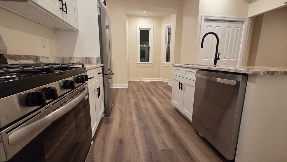 Kitchen appliances - 2503 North Ave