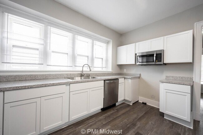 Building Photo - "Charming 3-Bedroom Duplex Haven on W 29th St – Spacious 1031 Sq Ft Gem in Indianapolis!"