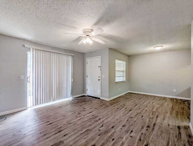 Building Photo - 3202 Bloomingdale Villas Ct