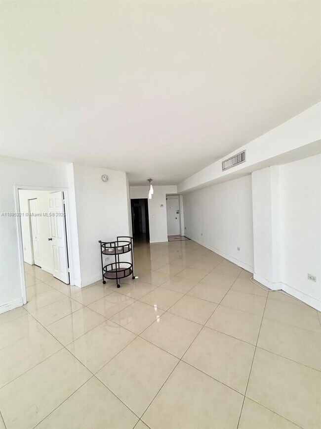 Building Photo - 801 Brickell Bay Dr