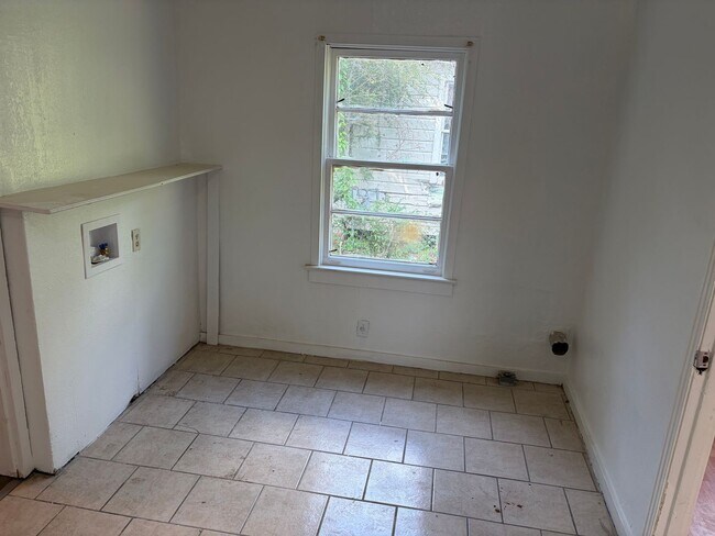 Building Photo - Cute Two Bedroom Home