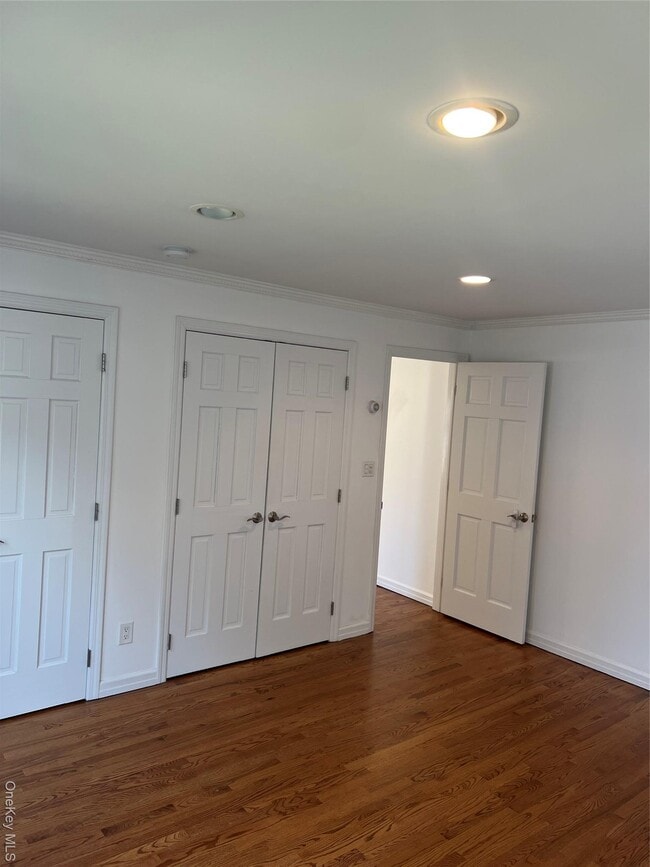 Building Photo - 1016 Oaks Dr