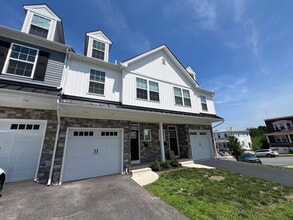 Building Photo - Stunning 3-Bedroom Townhome in Bridgeport!...