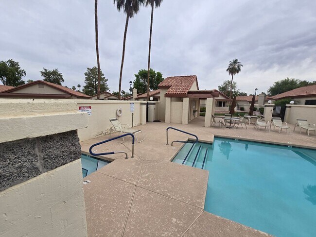 Building Photo - 1120 N Val Vista Dr