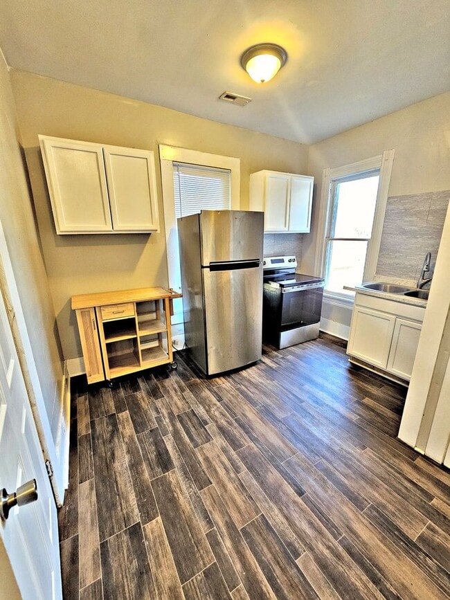 Building Photo - 613 3rd Ave SW