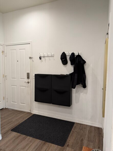 Building Photo - 70 N Main St