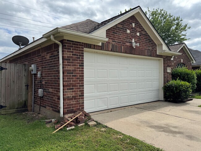 Building Photo - 21111 Woodland Green Dr