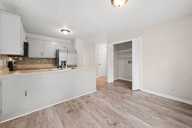 Building Photo - Move-In Specials Available! Single-Family in Oak Grove, KY!