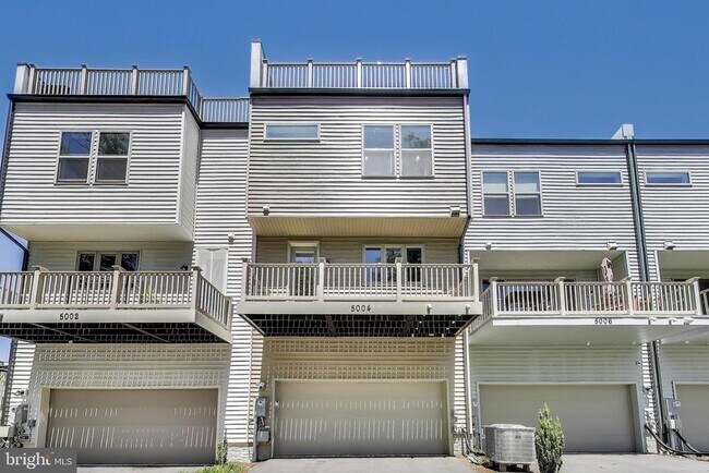 Building Photo - 5004 Oakmoore Dr