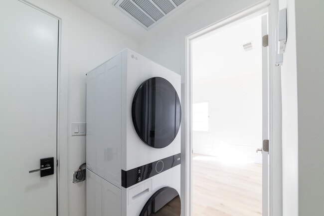 Building Photo - 6128 Orange St